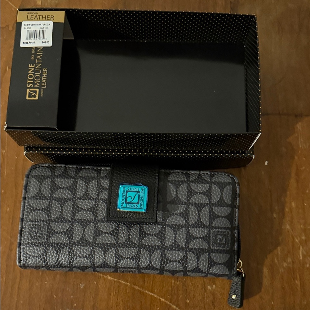 Stone Mountain Accessories Black and Gray Geometric Wallet